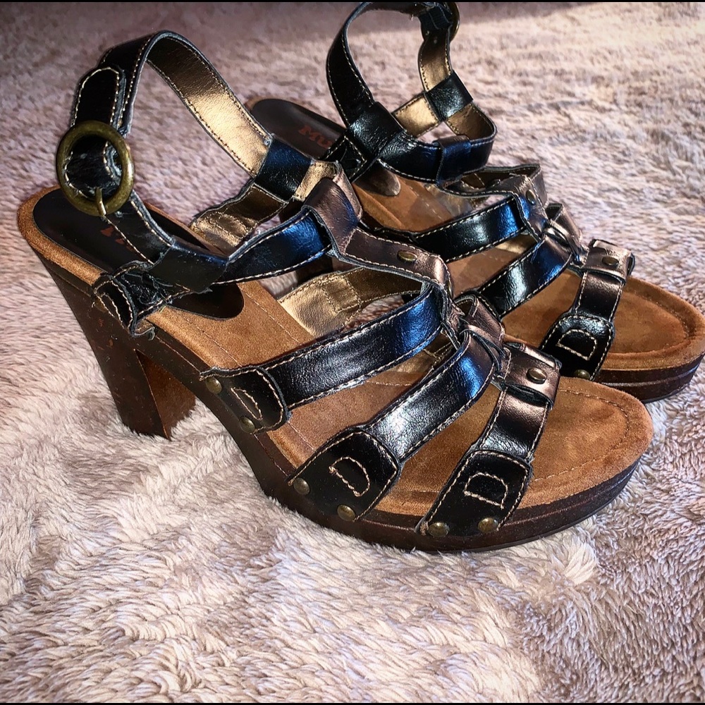 Leather Strappy Wedges 👡